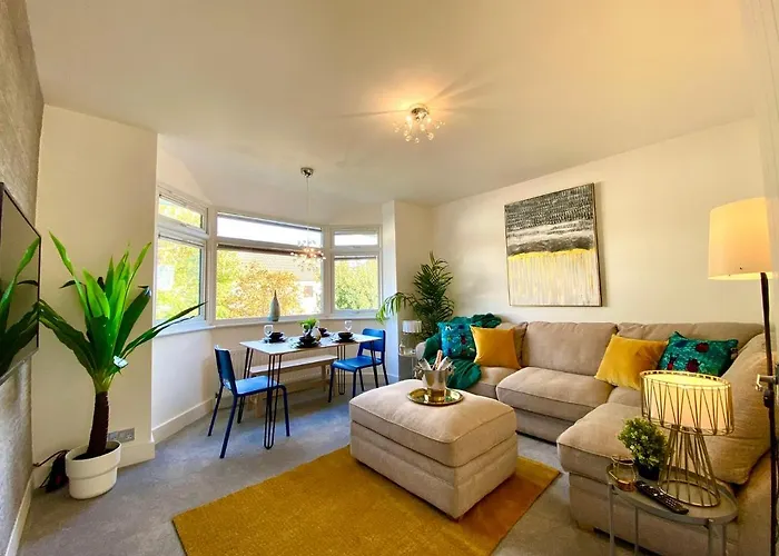 Seaside Serenity: Stylish 2-Bedroom Near Bournemouth's Best Beach