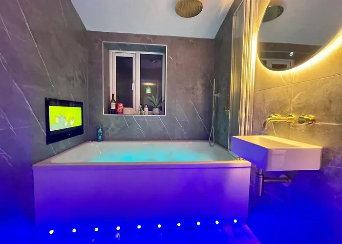 Coastline Retreats: Beachside Luxury with Jet Bath & Entertainment
